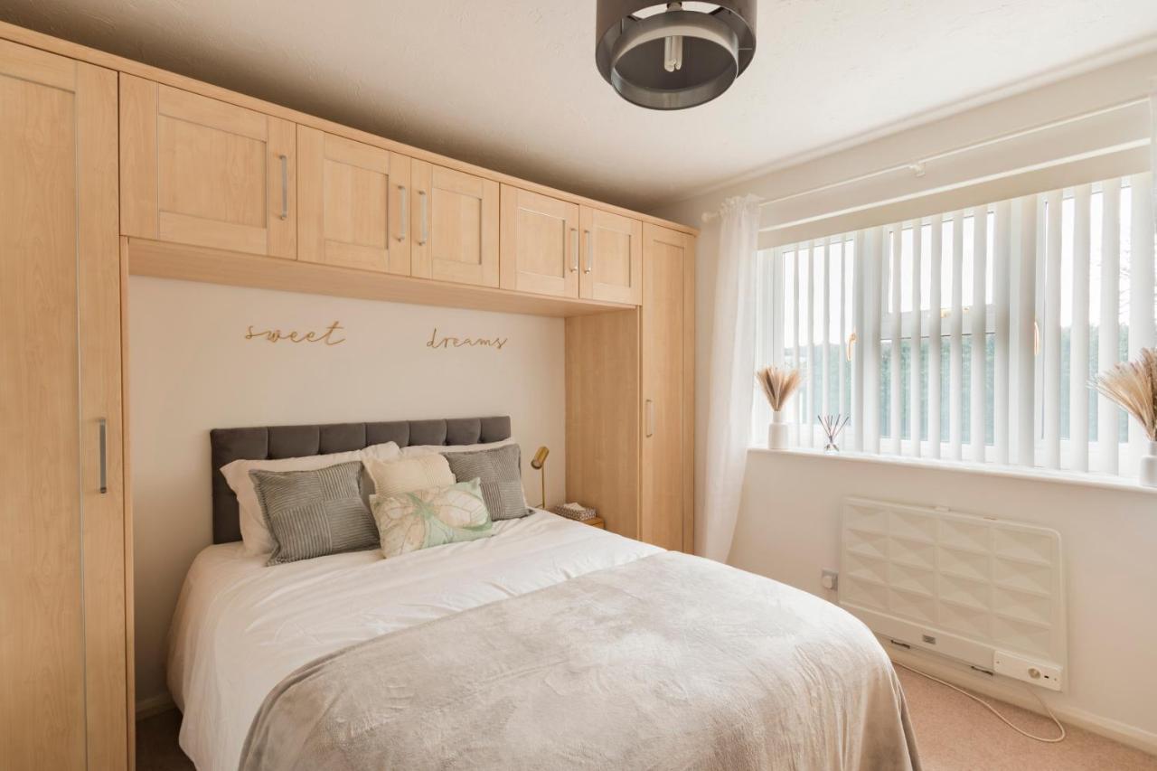 Surrey Stays - 2 Bedroom House, Rh1, Contractors Welcome, Sleeps 5 Max, 2 Parking Spaces, Near Town Centre, Train Station And Gatwick Airport Redhill  Dış mekan fotoğraf