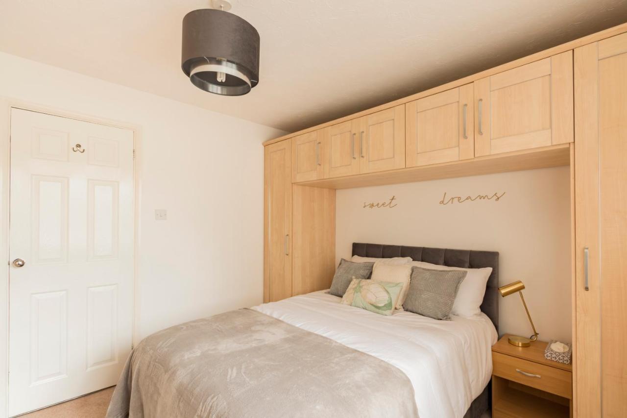 Surrey Stays - 2 Bedroom House, Rh1, Contractors Welcome, Sleeps 5 Max, 2 Parking Spaces, Near Town Centre, Train Station And Gatwick Airport Redhill  Dış mekan fotoğraf