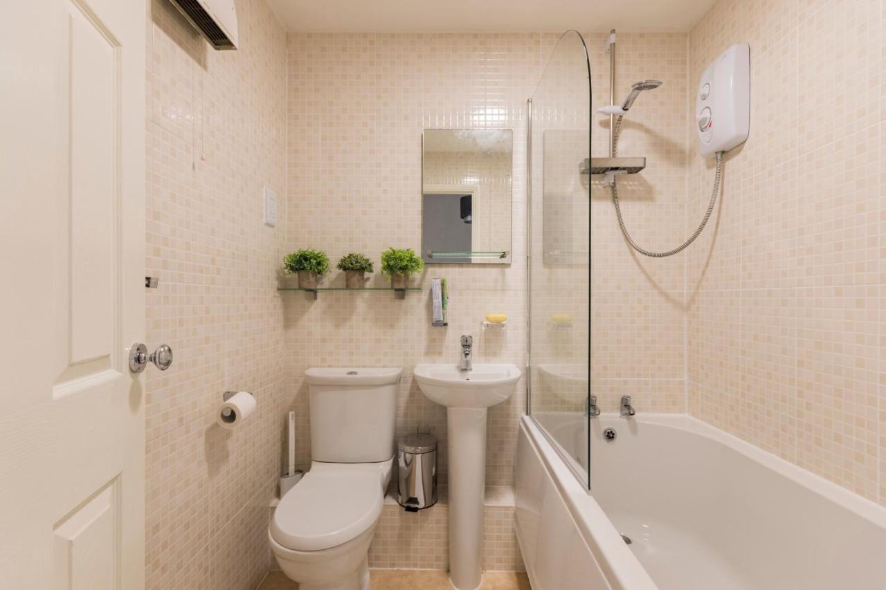 Surrey Stays - 2 Bedroom House, Rh1, Contractors Welcome, Sleeps 5 Max, 2 Parking Spaces, Near Town Centre, Train Station And Gatwick Airport Redhill  Dış mekan fotoğraf