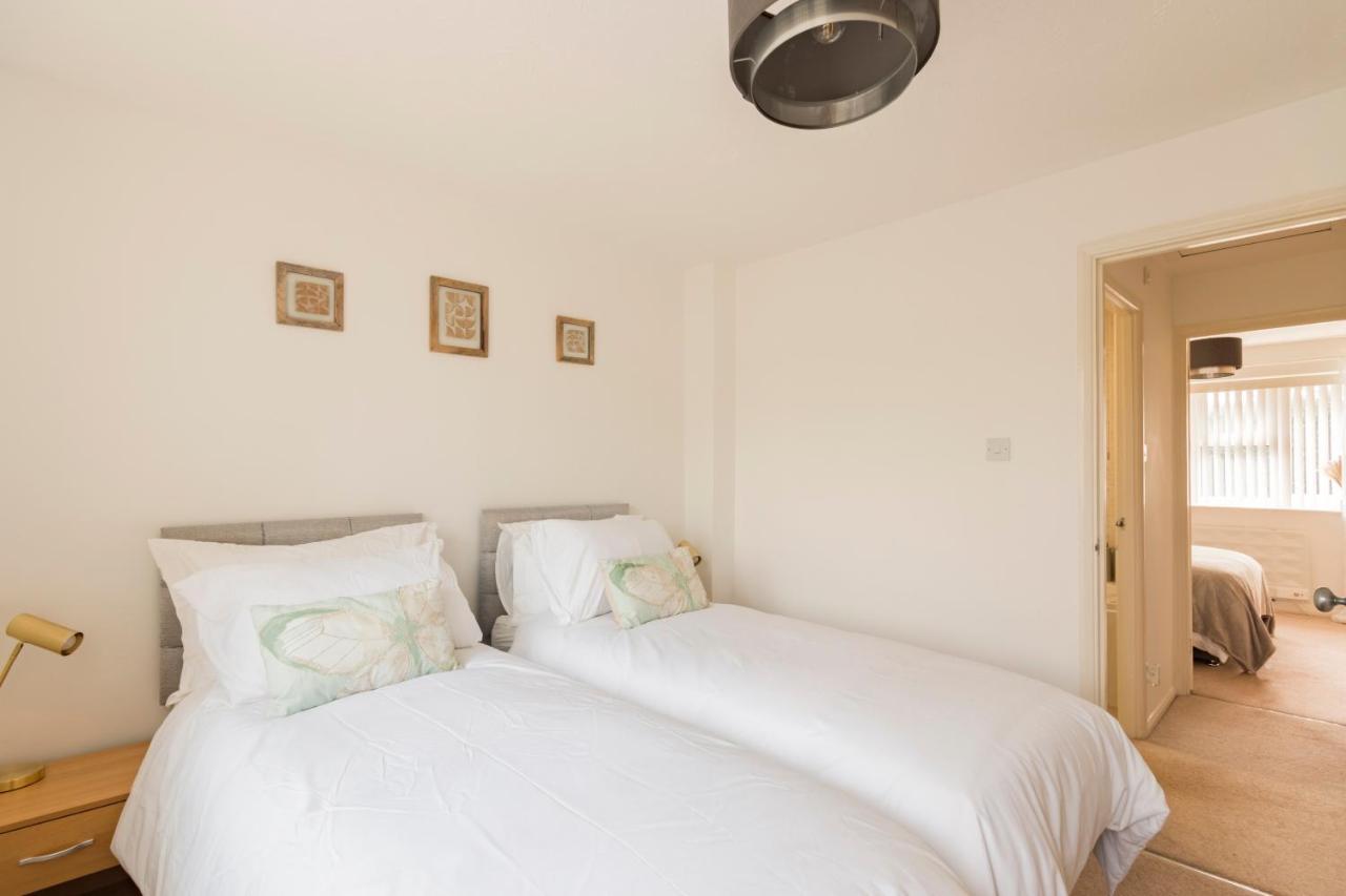 Surrey Stays - 2 Bedroom House, Rh1, Contractors Welcome, Sleeps 5 Max, 2 Parking Spaces, Near Town Centre, Train Station And Gatwick Airport Redhill  Dış mekan fotoğraf