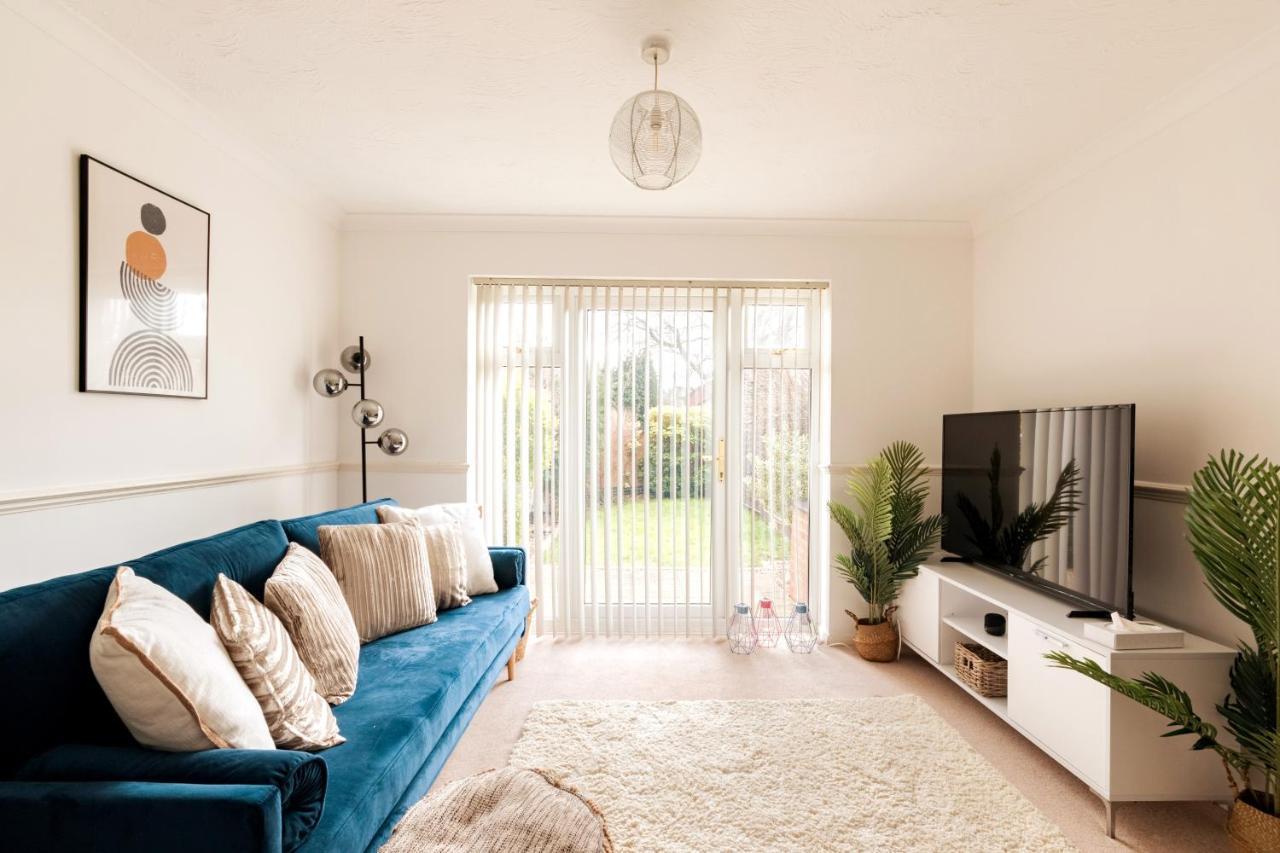 Surrey Stays - 2 Bedroom House, Rh1, Contractors Welcome, Sleeps 5 Max, 2 Parking Spaces, Near Town Centre, Train Station And Gatwick Airport Redhill  Dış mekan fotoğraf